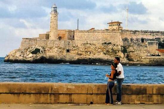 Pareja en el malecón de La Habana