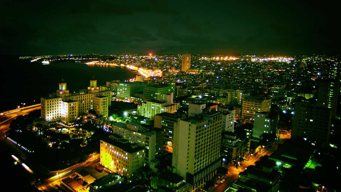 Imagen de la barriada del Vedado de noche